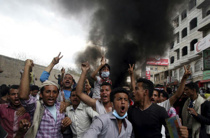Người biểu tình chống phiến quân Houthi trên phố tại Taiz ngày 23/3.