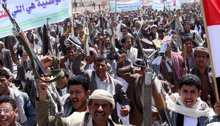 Những người biểu tình hô to những khẩu hiệu ủng hộ các hành động của phiến quân Houthi và phản đối cuộc không kích của Ả Rập.