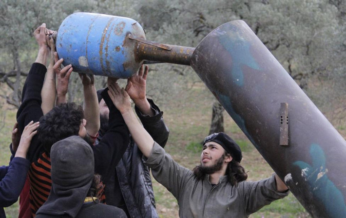 Quân nổi dậy thuộc Lữ đoàn Suqour al-Sham chuẩn bị một quả pháo tự chế trước khi vận hành nó .