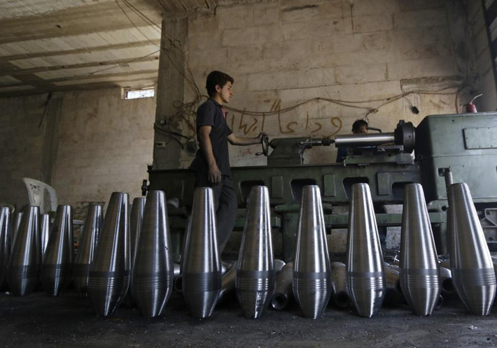 Quân nổi dậy cải tiến đạn súng cối trong một nhà máy sản xuất vũ khí ở Idlib, miền nam Syria.