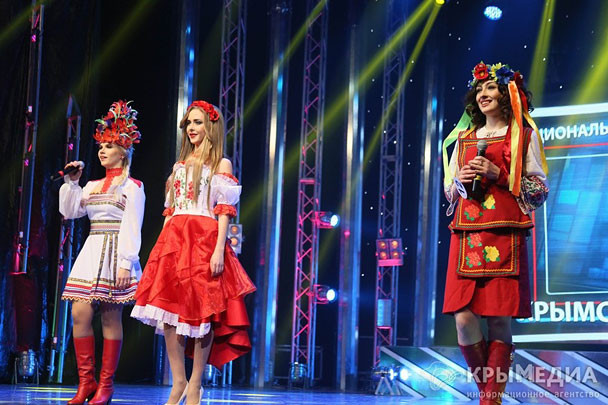 Các thí sinh trong trang phục dân tộc Ukraine.