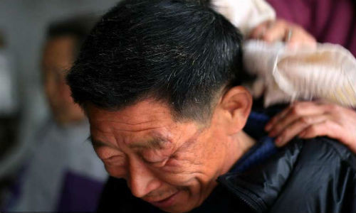 Ông Wang đang làm tóc cho một khách hàng. Ông cho biết bản thân đã học được kĩ năng này khi 17 tuổi cùng với anh trai. Tuy nhiên, các khách hàng hiện đại lại không ưa thích phương thức uốn tóc này và những người có kỹ năng hành nghề này cũng rất hiếm. Vào những năm 80 của thế kỷ trước, ông Wang và anh trai mỗi người đều sở hữu một cửa hàng cắt tóc. Anh trai ông mất vào năm 2013 khiến cửa hàng của ông Wang trở thành tiệm cắt tóc duy nhất của thị trấn.