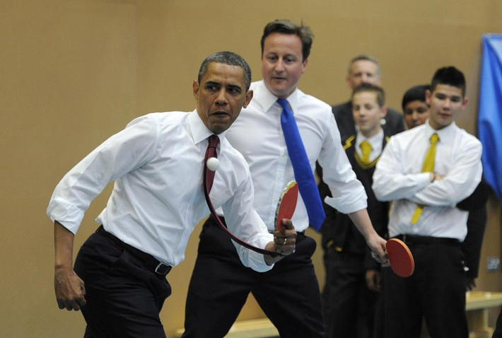 Tổng thống Mỹ Barack Obama và Thủ tướng Anh David Cameron xắn tay áo tham gia chơi bóng bàn tại Học viện Toàn cầu (Globe Academy) ở phía nam London ngày 24/5/2011.