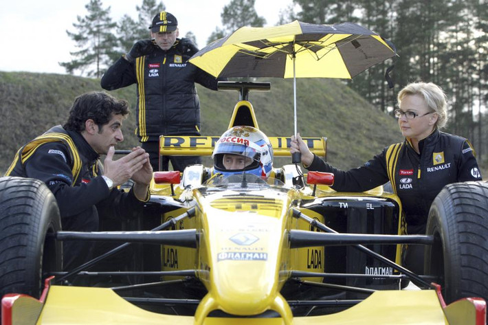 Tổng thống Nga Vladimir Putin chăm chú lắng nghe hướng dẫn từ các thành viên từ đội đua Renault F1 (Đội đua Công thức 1 thuộc Công ty Renault của Pháp) trước khi lái thử chiếc xe trên đường đua ở vùng Leningrad ngày 7/11/2010.