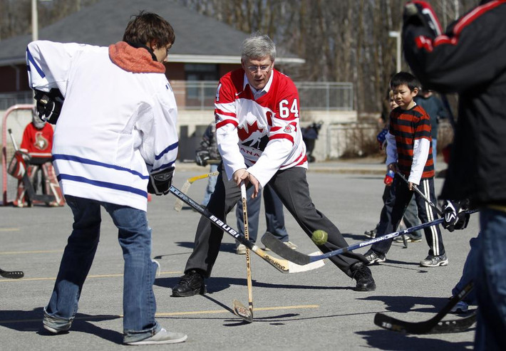 Thủ tướng Canada Stephen Harper tham gia chơi hockey trong thời gian tạm dừng chiến dịch vận động bầu cử ở Ottawa ngày 4/3/2011.