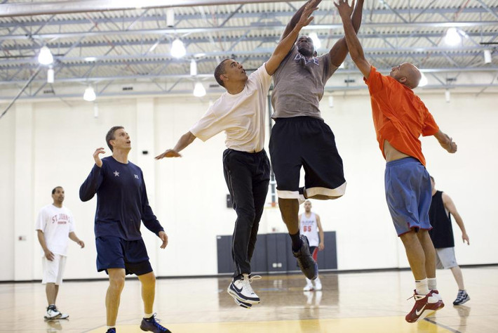 Tổng thống Obama đang cố gắng ngăn cản sĩ quan phụ tá Reggie Love ghi điểm trong một trận đấu bóng rổ tại bốt quân đội Fort McNair ở Washington ngày 16/5/2010.
