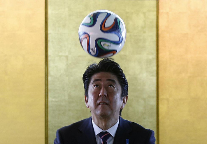 Thủ tướng Nhật Bản Shinzo Abe khéo léo dùng đầu tâng bóng trong một buổi gặp gỡ với các cầu thủ Brazil ở thủ đô Brasilia, Brazil ngày 1/8/2014.