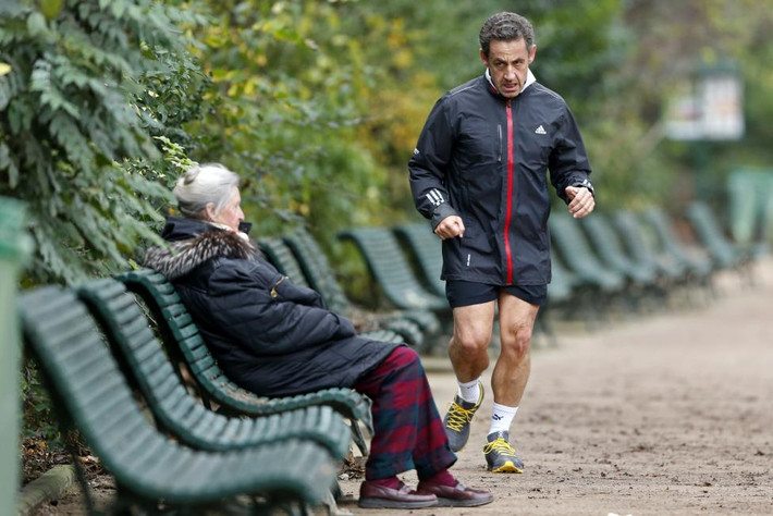 Cựu Tổng thống Pháp Nicolas Sarkozy chạy bộ trong công viên ở Paris ngày 28/11/2012.
