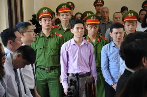 Trong vụ án xét xử bác sĩ Hoàng Công Lương, luật sư Trần Vũ Hải (người cúi đầu) tham gia bào chữa cho bị cáo Bùi Mạnh Quốc, Giám đốc Công ty TNHH Xử lý nước Trâm Anh. Tuy nhiên, vì những câu hỏi quá "dài dòng" và gây mất trật tự, ông Hải bị chủ tọa và đồng nghiệp đề nghị đưa ra khỏi phòng xét xử.