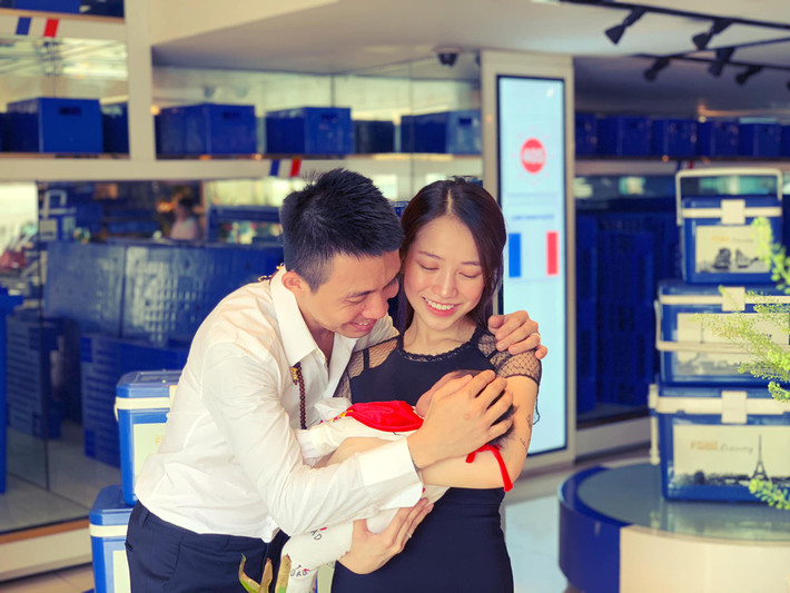 Khi mới 37 tuổi, Minh Nhựa đã lên chức ông ngoại khi con gái lớn Joyce Phạm sinh quý tử đầu lòng và hiện tại, rich kid này tiếp tục mang thai lần 2. Ảnh: FBNV