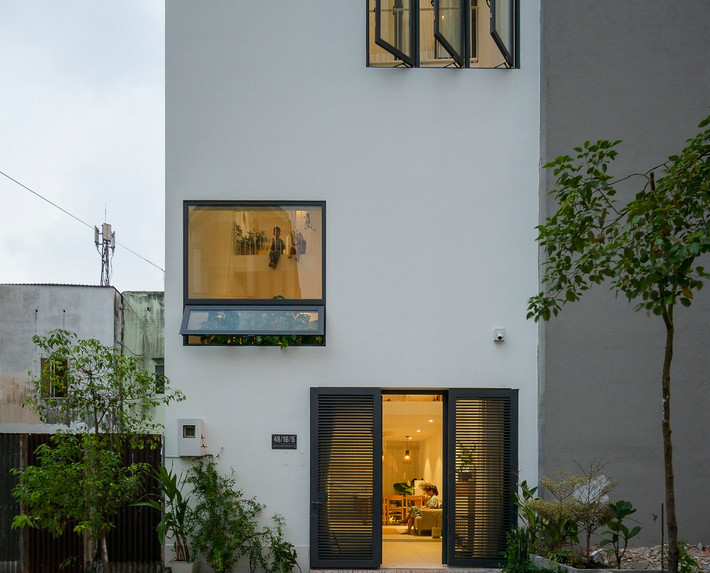 Bi & Sam House là ngôi nhà nằm trong một con hẻm nhỏ ở Quận 12 (TP HCM). Khu đất có mặt tiền hướng “Đông - Bắc” giáp con hẻm khá yên tĩnh, là nơi tụ tập vui chơi của lũ trẻ vào những buổi chiều.