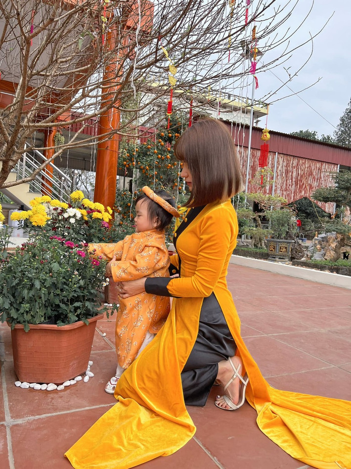 Sân nhà rộng rãi, ngập sắc hoa trong ngày Tết.