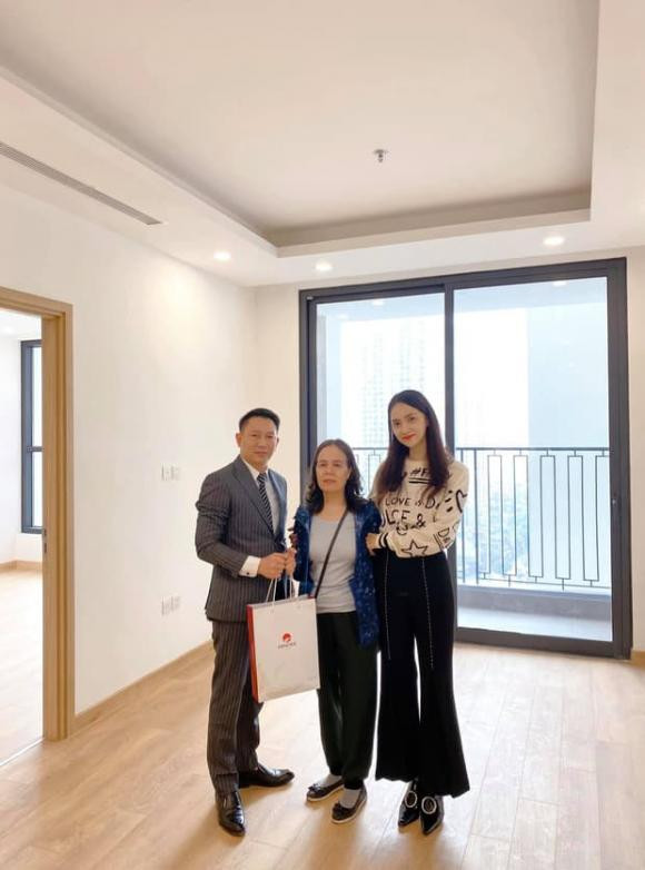 Vào đầu năm 2020, Hương Giang còn mạnh tay tậu căn hộ hạng sang tại Hà Nội để tặng mẹ. Nguồn ảnh: FBNV, Instagram