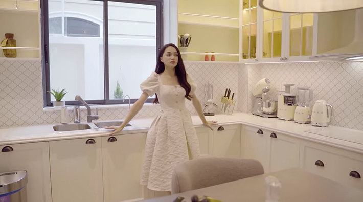 Phòng bếp sử dụng gam màu trắng be làm chủ đạo.