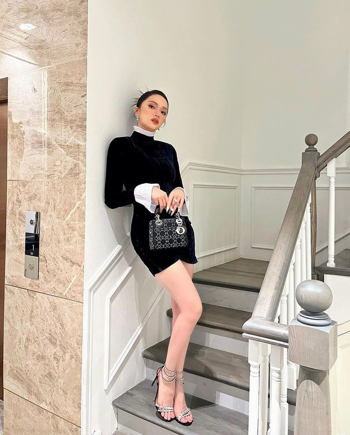 Không chỉ bên ngoài rất bề thế mà nội thất bên trong cũng khiến mọi người hết sức trầm trồ vì mọi món đồ đều đắt giá.