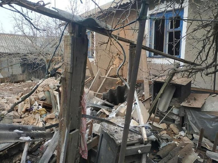 Chính phủ Ukraine bác bỏ cáo buộc này. “Dù các vị trí của chúng tôi bị tấn công bởi các loại vũ khí bị cấm - bao gồm pháo 122 mm - binh sĩ Ukraine chúng tôi không nổ súng đáp trả”, một sĩ quan báo chí của quân đội Ukraine tuyên bố. (Nguồn: Reuters)