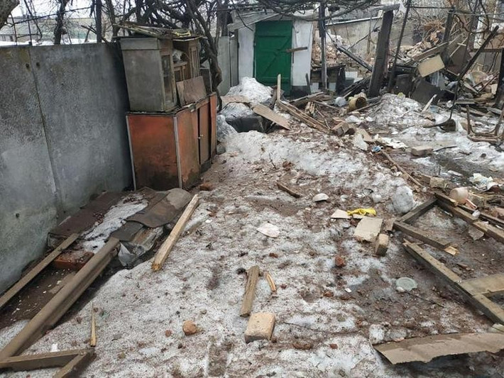 Sau vụ pháo kích, Ngoại trưởng Ukraine Dmytro Kuleba kêu gọi các nước đối tác “lập tức lên án” Nga vì “vi phạm thỏa thuận Minsk. "Cơ sở hạ tầng dân sự bị hư hỏng. Chúng tôi kêu gọi tất cả đối tác nhanh chóng lên án việc vi phạm thỏa thuận Minsk này của Nga trong bối cảnh tình hình an ninh vốn đã căng thẳng" - ông Kuleba viết trên Twitter. Trong ảnh: Đống đổ nát của một ngôi nhà ở thị trấn Vrubivka, thuộc vùng Luhansk, Ukraine, ngày 17/2. (Nguồn: Reuters)