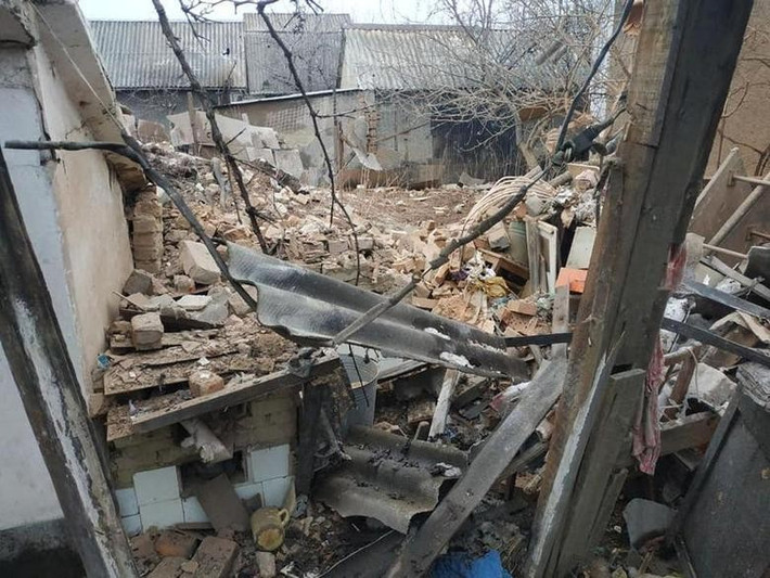 Trước đó cùng ngày, lực lượng ly khai tố cáo quân đội Ukraine nổ súng qua ranh giới ngừng bắn 4 lần trong 24 giờ bằng súng cối, súng phóng lựu và súng máy. Trong ảnh: Ngôi nhà ở thị trấn Vrubivka, thuộc vùng Luhansk, Ukraine, bị phá huỷ sau đợt pháo kích ngày 17/2. (Nguồn: Reuters)