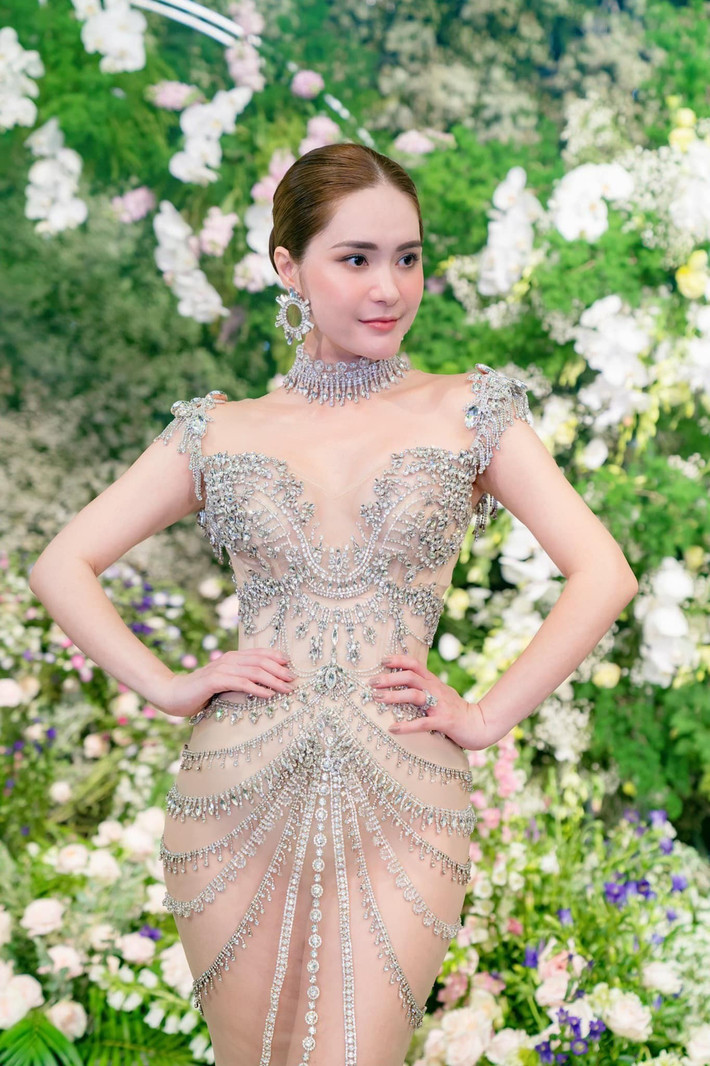 Đáng chú ý nhất trong bữa tiệc là chiếc váy đính đá pha lê Di Băng diện trong bữa tiệc. Ảnh: Đoàn Di Băng