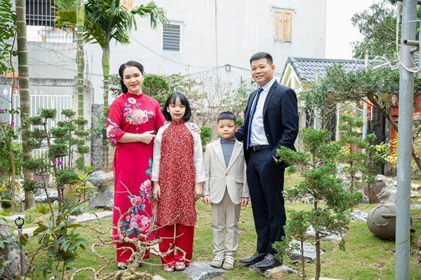 Hòn non bộ và khu vườn xanh mát bên ngoài.