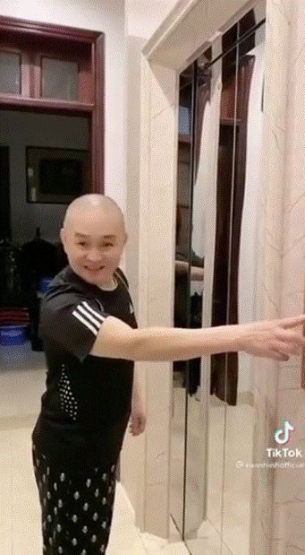 Vừa qua, danh hài Xuân Hinh đăng tải lên kênh Tiktok cá nhân đoạn clip ghi lại các hoạt động ở nhà vào buổi sáng. Qua đó, nam nghệ sĩ hé lộ một phần cơ ngơi đang sinh sống. Ảnh chụp màn hình