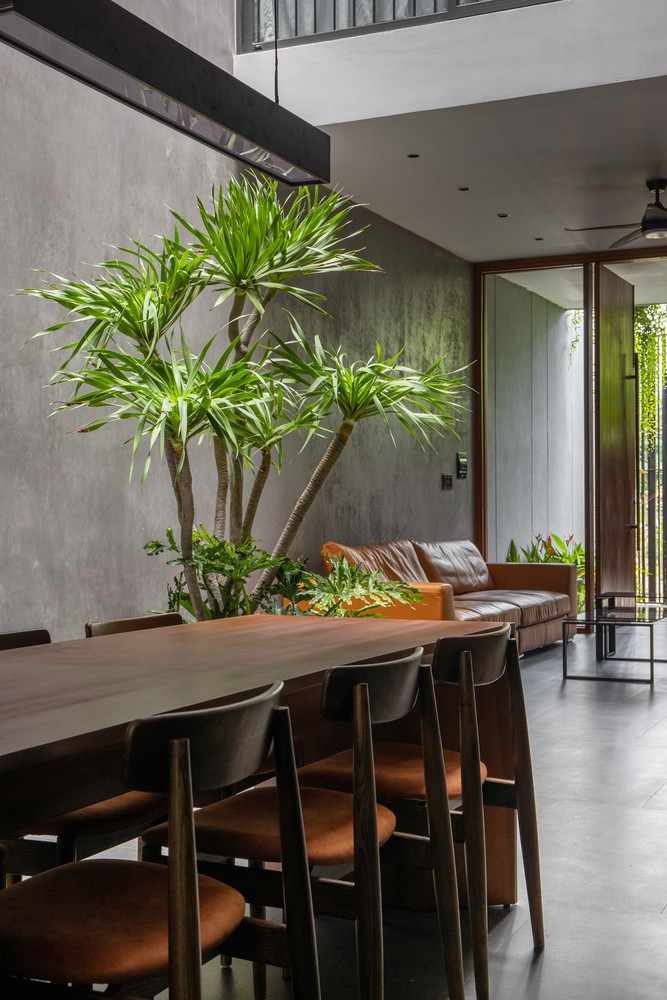 Sự kết nối giữa người với người theo phương đứng và phương ngang được thể hiện thông qua việc các cửa kính lớn mở hướng vào giữa nhà.