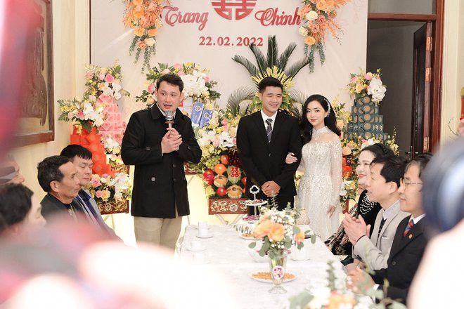 Sáng 22/1, thông tin tiền đạo Hà Đức Chinh tổ chức lễ ăn hỏi với bạn gái sau 3 năm hẹn hò thu hút sự chú ý của đông đảo người hâm mộ. Ảnh: Zing