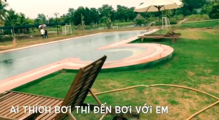 Trong khuôn viên biệt thự có hồ bơi, hồ sen, ao cá... thậm chí có cả vườn cây ăn quả, chuồng nuôi gia súc, sân bóng đá mini. Ảnh: FBNV