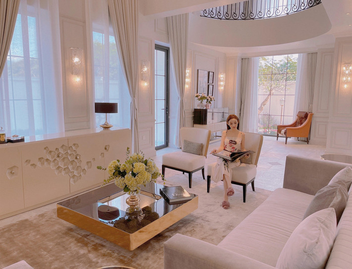 Ngôi nhà của Huyền Baby được cho là xếp hạng nhất nhì trong số các căn nhà của sao V-biz. Thiết kế phòng ốc vừa hiện đại, vừa sang, hệt như khách sạn cao cấp.
