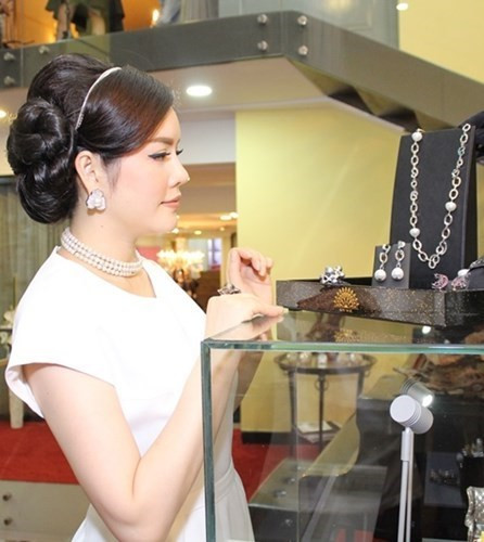 Cô còn là người đầu tiên mở triển lãm với bộ sưu tập kim cương, đá quý của bản thân. Ảnh: Internet