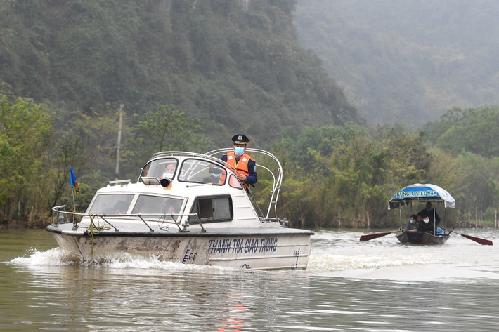 Lực lượng thanh tra giao thông liên tục tuần tra nhắc nhở người dân và các chủ thuyền kinh doanh thực hiện đúng quy định phòng dịch khi tham quan tại Khu di tích thắng cảnh Hương Sơn.