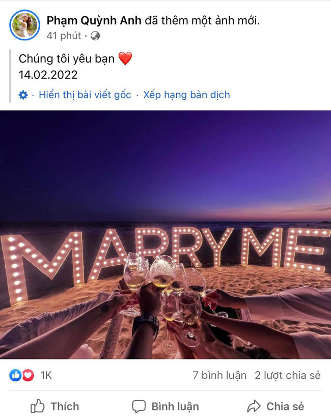 Mới đây, mạng xã hội xôn xao trước thông tin Phạm Quỳnh Anh được cầu hôn trên bãi biển. Theo nguồn tin thân cận, đó là một chàng trai trẻ tuổi.
