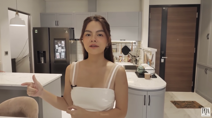 Đặc biệt, nữ ca sĩ đầu tư nội thất thông minh tích hợp công nghệ như tủ lạnh, máy giặt, máy sấy 2 trong 1, tủ chăm sóc quần áo...để tiết kiệm thời gian.