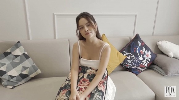 Phòng khách được bài trí gọn gàng với sofa trơn.
