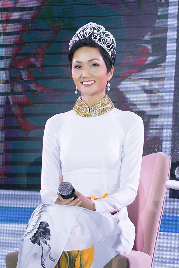 Dù vậy, H'Hen Niê vẫn giữ lối sống giản dị. Người đẹp chỉ sở hữu một vài món đồ hiệu. Ảnh: Ngoisao