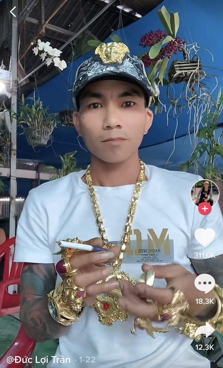 Chưa hết, chiếc mũ hàng hiệu mà anh mua cũng được đính thêm hình mặt hổ 2 lượng vàng vào để tạo dấu ấn riêng. Ảnh Facebook