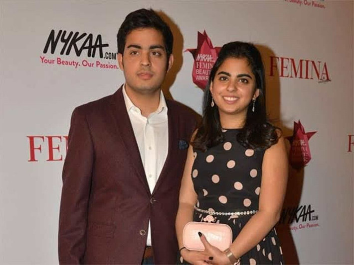 Ít ai biết, tỷ phú Mukesh Ambani và vợ là Nita Ambani chào đón cặp song sinh Akash và Isha 6 năm sau khi kết hôn nhờ việc thực hiện thụ tinh trong ống nghiệm