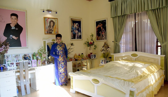 Phòng ngủ treo nhiều ảnh của MC Thanh Bạch và "bà trùm" Thúy Nga". Ảnh: Vietnamnet