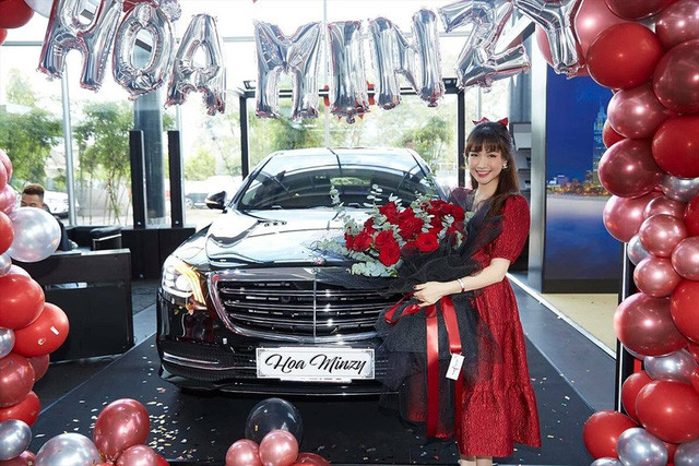 Cuối năm 2020, Hòa Minzy tự thưởng cho bản thân một chiếc Mercedes-Benz S 450 L Luxury có giá 5 tỷ đồng. Ảnh: FBNV