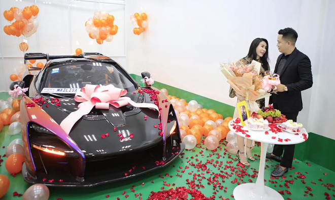 Chị Mai Lisa từng chia sẻ về nguyên tắc chơi xe của hai vợ chồng, đó là chỉ chơi "hàng độc và hàng đẹp, nếu ở Việt Nam có một chiếc rồi thì dứt khoát không mua chiếc thứ hai". Ảnh: Pháp luật & Bạn đọc