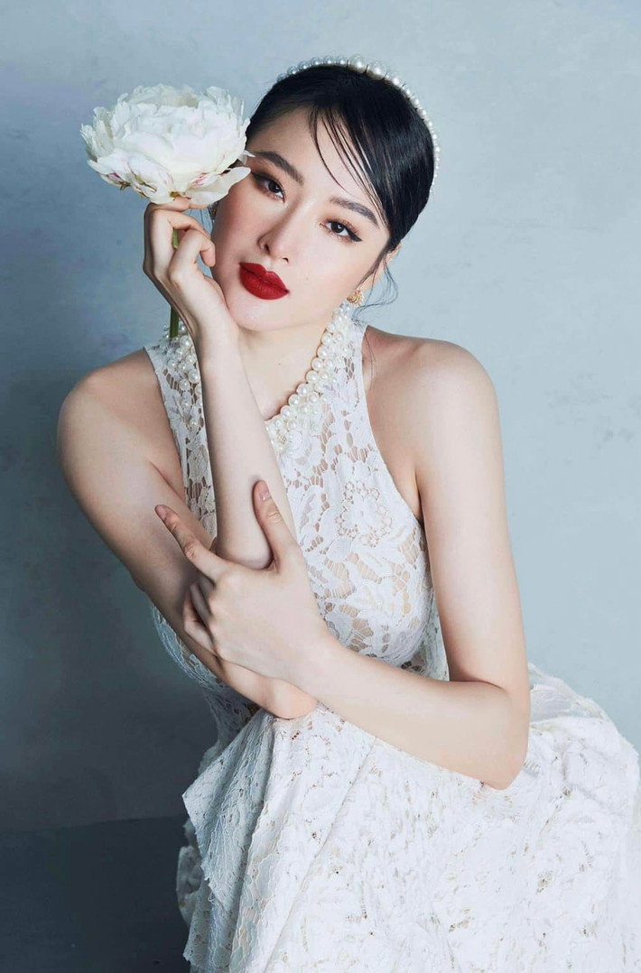 Angela Phương Trinh là nữ diễn viên, người mẫu người Việt Nam. Sau nhiều năm hoạt động nghệ thuật, người đẹp cũng đã tích lũy được khối tài sản không hề nhỏ, mở cho mình một số cơ sở kinh doanh tại TP HCM. Ảnh: FBNV
