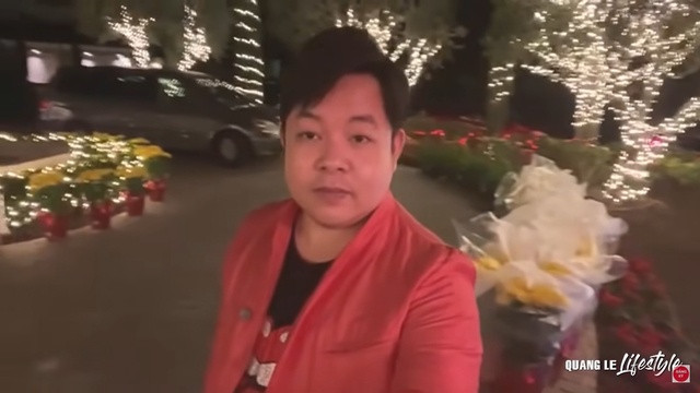 Trong một livestream mới đây, ca sĩ Quang Lê tiết lộ căn nhà đang ở hiện nay có giá trị hơn 1 triệu USD (khoảng hơn 22,6 tỷ đồng), một năm phải đóng 12.000 USD tiền thuế đất, tương đương 276 triệu đồng. Ảnh chụp màn hình