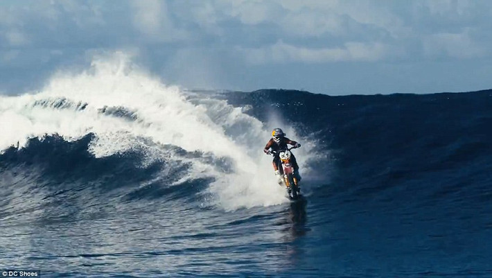 “Quái xế” người Australia mất hai năm chuẩn bị cho màn trình diễn này. Chiếc mô tô KTM 250 SX của ảnh đã được gắn thêm một ván trượt đặc biệt cho phép nó có thể lướt trên mặt nước.