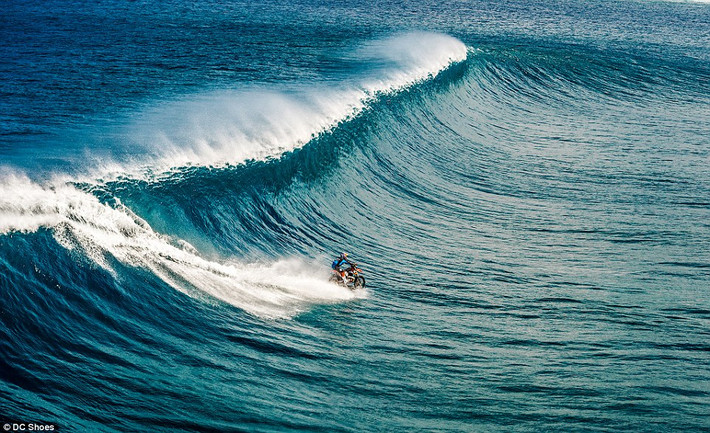 Tay đua xe địa hình nổi tiếng Robbie Maddison đã trình diễn kỹ năng lướt sóng ngoạn mục bằng mô tô ở ngoài khơi thành phố Teahupo'o trên đảo Tahiti.