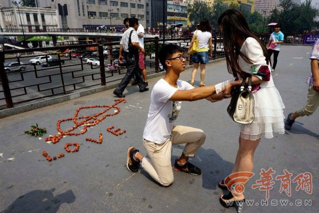 Cô gái rất bất ngờ và không biết nói gì trước khi ăn một quả vải rồi bỏ chạy.