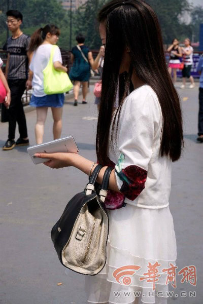 Có lẽ, chàng trai cần nghĩ ra một màn cầu hôn độc đáo hơn để thuyết phục được bạn gái.