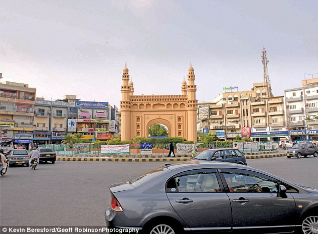 Vòng xuyến với mô hình nhà thờ Hồi giáo ở giữa tại thủ đô Karachi, Pakistan.