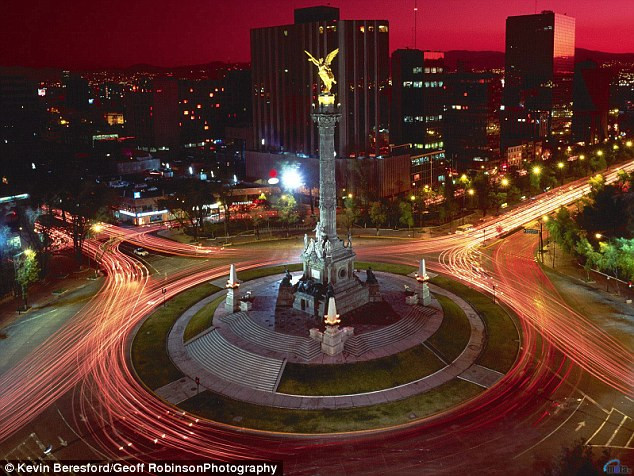 Tượng đài Thiên thần tự do được xây dựng ở giữa vòng xuyến tại thành phố Mexico City, Mexico.