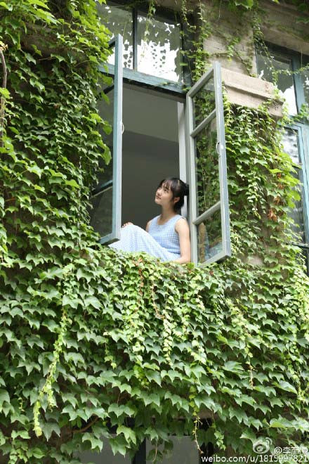 Chụp ảnh tạo dáng bên cửa sổ.