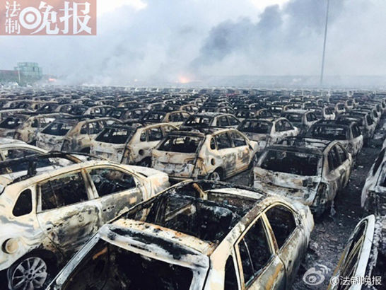 Không chiếc xe nào còn nguyên vẹn.